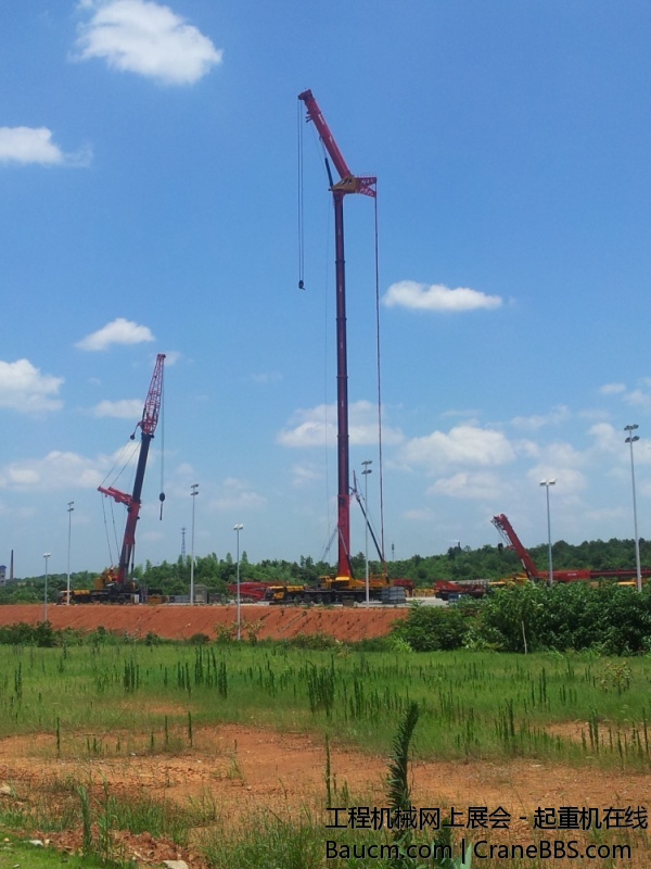 SAC3500和SSC1020全路面起重机调试现场。 SAC3500是国内大吨位全路面起重机的明星产品.jpg