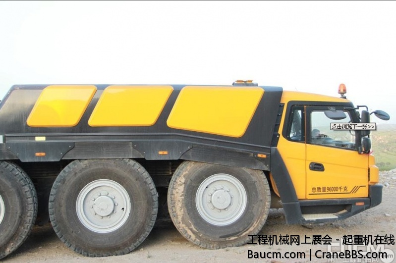 三一SAC6000型起重机动感霸气的车头，奔驰V8发动机带给其强劲的牵引力