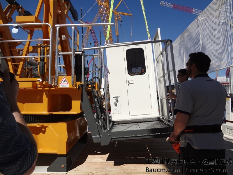 用司机室的滑动来调节平台的平衡达到拆卸方便性