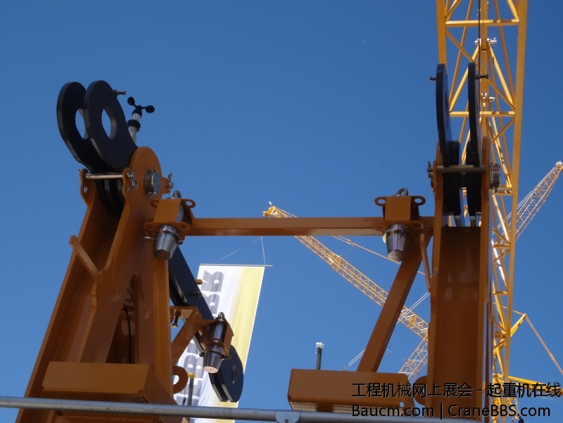 连接板两边的调节螺栓