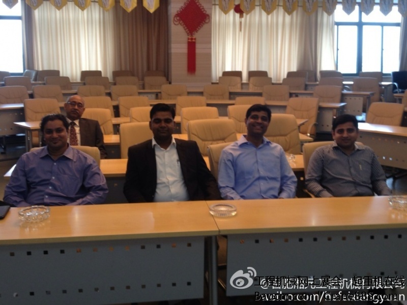 三一印度代理商朋友来访，大伙儿对6S总部很多地方都很感兴趣，各种拍照，以至于会议交.jpg