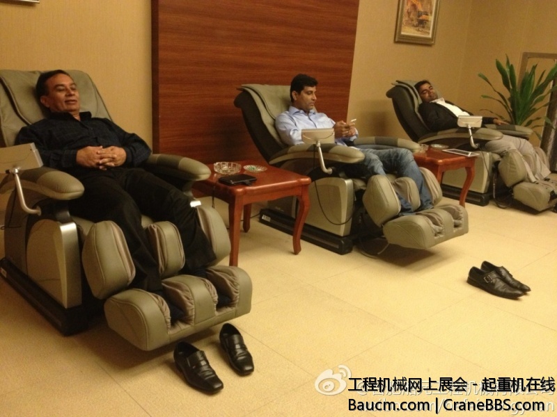 三一印度代理商朋友来访，大伙儿对6S总部很多地方都很感兴趣，各种拍照，以至于会议交.jpg