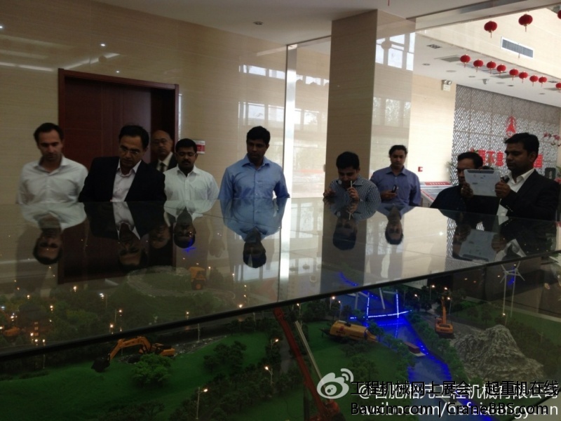 三一印度代理商朋友来访，大伙儿对6S总部很多地方都很感兴趣，各种拍照，以至于会议交.jpg
