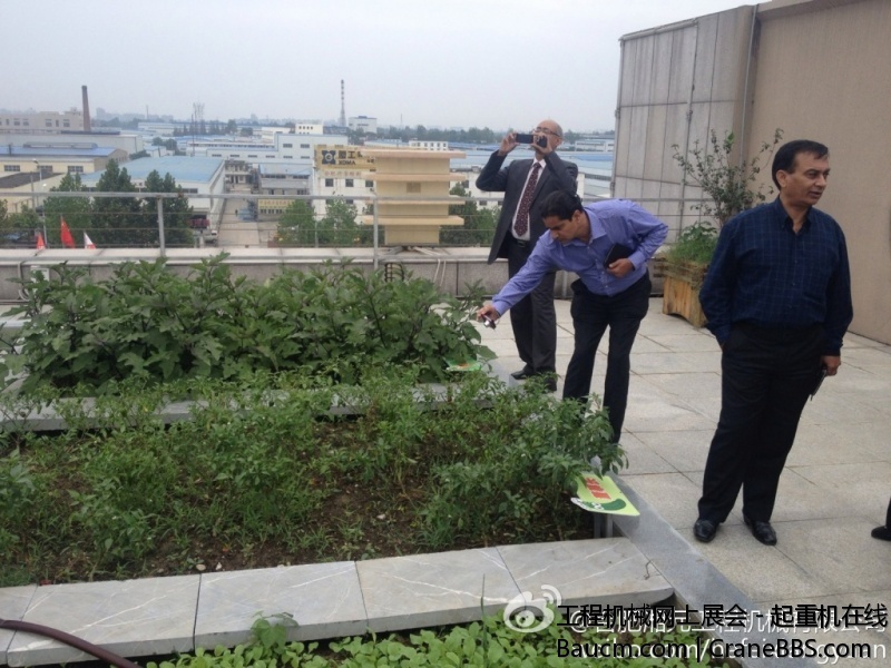 三一印度代理商朋友来访，大伙儿对6S总部很多地方都很感兴趣，各种拍照，以至于会议交.jpg