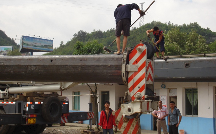 没了柴油，正好保养吊车。