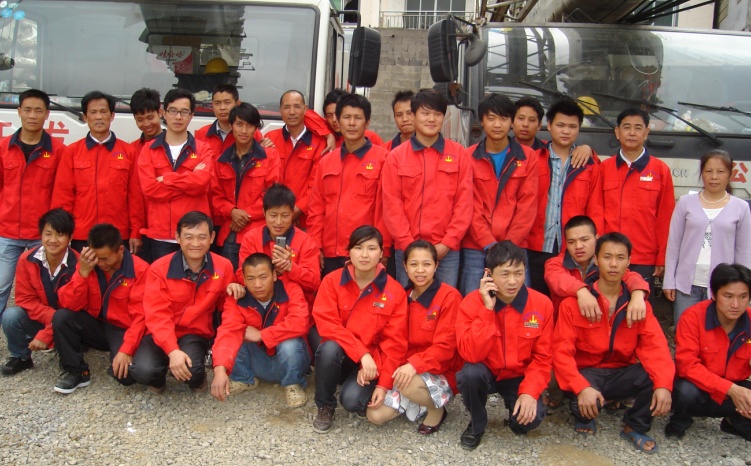 大部分工人都回来了，来个合影。