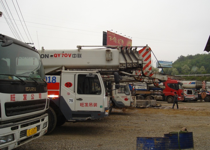 等候能源的吊车。