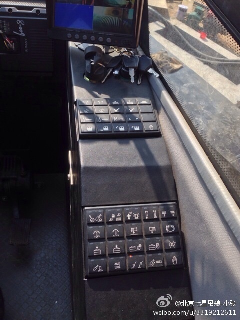 三一600吨操作室，遥控装置。另送上操作手照片  (2).jpg