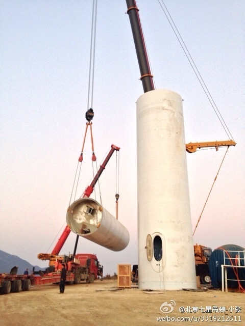 还是对这个600吨不熟悉。转场到支车完毕用了一天半。下午加班立了两节塔筒。 (1).jpg