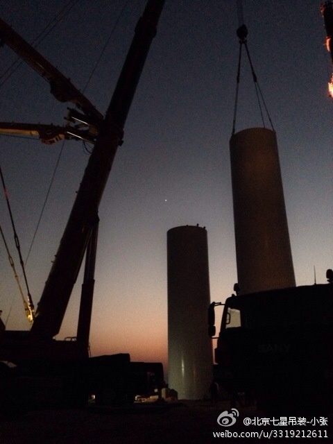 还是对这个600吨不熟悉。转场到支车完毕用了一天半。下午加班立了两节塔筒。 (2).jpg