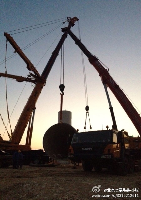 还是对这个600吨不熟悉。转场到支车完毕用了一天半。下午加班立了两节塔筒。 (3).jpg