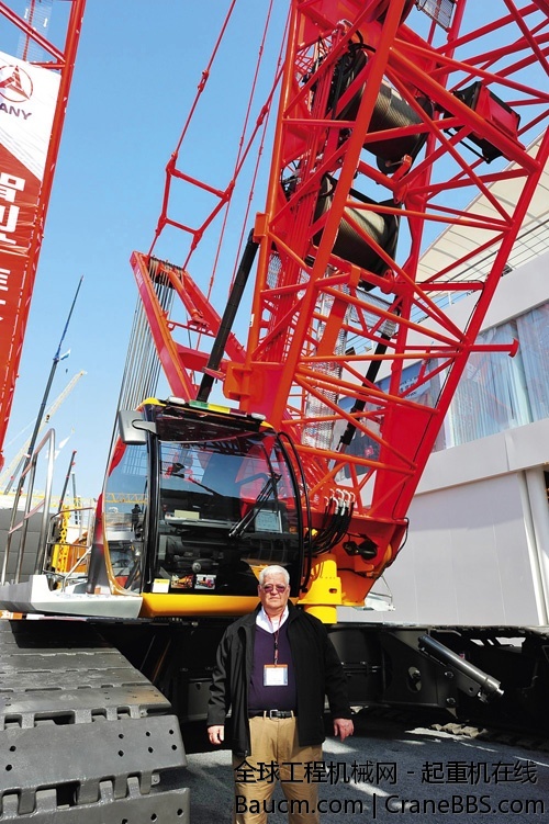 约翰兰宁与他心爱的履带起重机合影 美国起诉三一 337调查.jpg