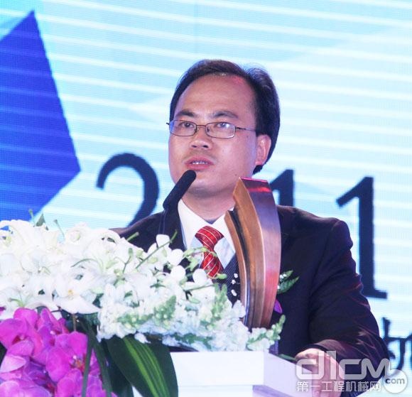 三一SAC12000起重机获2011TOP50应用贡献金奖 三一集团总裁助理、三一起重机研究本院副.jpg