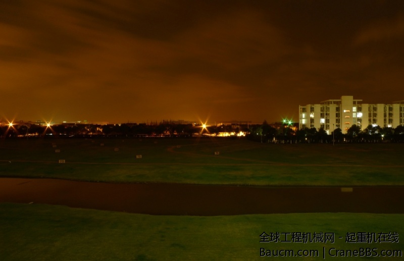 2011年12月，又一个加班的夜晚，站在办公楼上远眺，在魔都的繁华里，也有静谧的夜色阑珊。.jpg
