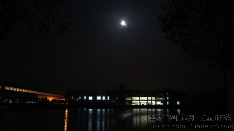 夜晚的办公楼1.jpg