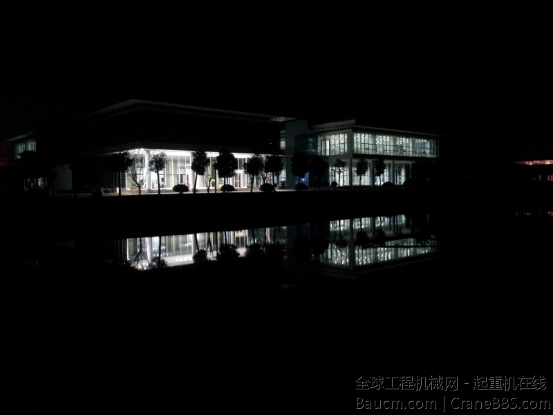 夜晚的办公楼.jpg