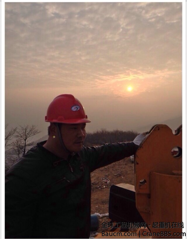 经历大雪、大风之后。第二台风机总算吊装完毕了。明儿一早转战下一个机位。 (2).jpg