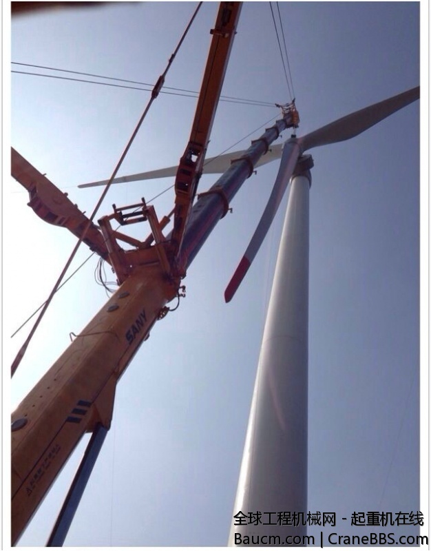 经历大雪、大风之后。第二台风机总算吊装完毕了。明儿一早转战下一个机位。 (4).jpg