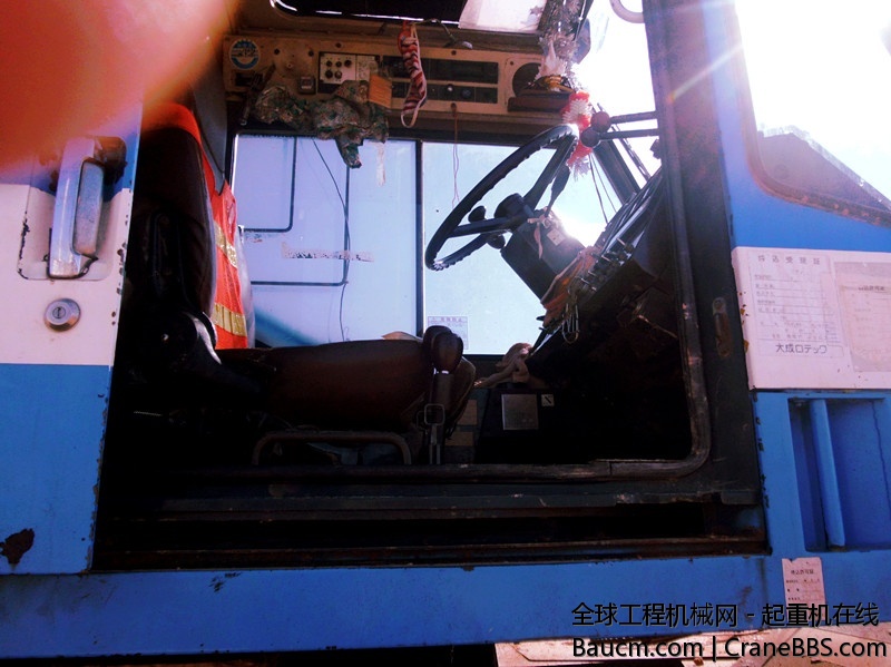 驾驶操作室有点破，舒适度还不错，操作杆又轻又稳。