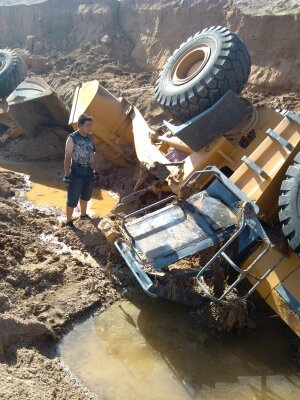 装载机呗洪水冲翻了，救援·····