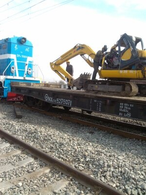 这挖机在土方坑里干活被装载机翻下去给砸成这叼毛了