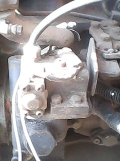 油泵的油门还有个电磁阀，上面有根气路管，也不知道是干啥的？