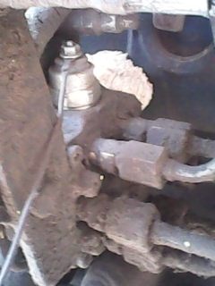 看高压油管的分布有点像五十铃的油泵~~上面那个传感器是干什么的？有知道的SF吗？