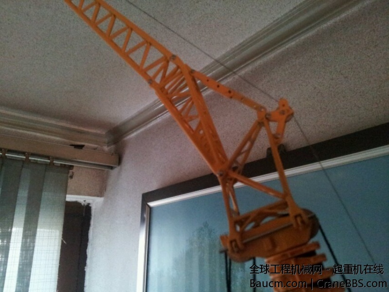 副臂增加作业半径，改变角度。更换定位销。