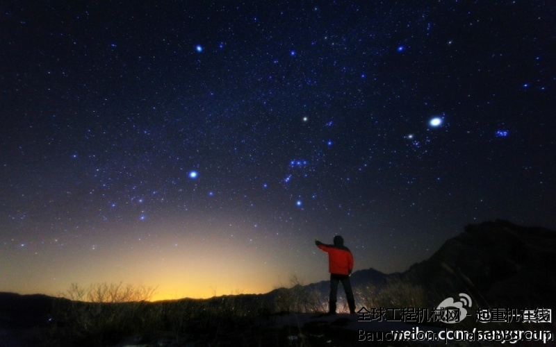 这幅照片来自一名深夜仍在路上的三一服务工程师，深邃的星空给人平静的力量。祝各位在.jpg