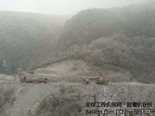 山上下雪。温度很底。吊车车身都是霜。板车油箱都冻住了。彻底搞不了了 (1).jpg
