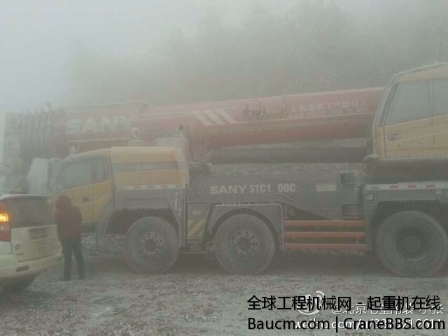 山上下雪。温度很底。吊车车身都是霜。板车油箱都冻住了。彻底搞不了了 (2).jpg