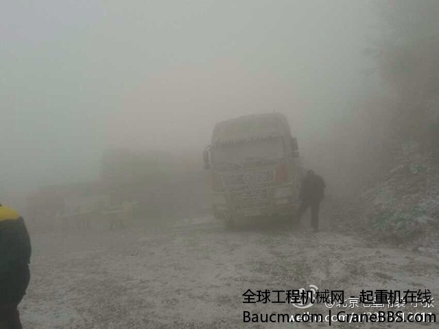 山上下雪。温度很底。吊车车身都是霜。板车油箱都冻住了。彻底搞不了了 (3).jpg