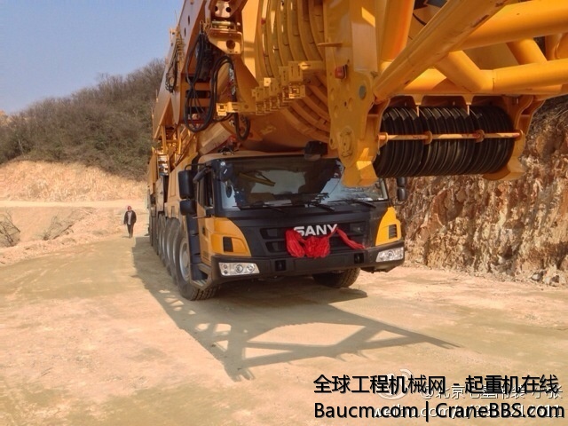 山上下雪。温度很底。吊车车身都是霜。板车油箱都冻住了。彻底搞不了了 (9).jpg