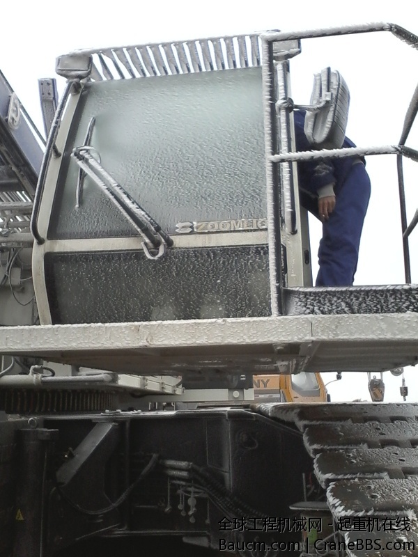 先清除冰雪，再启动。