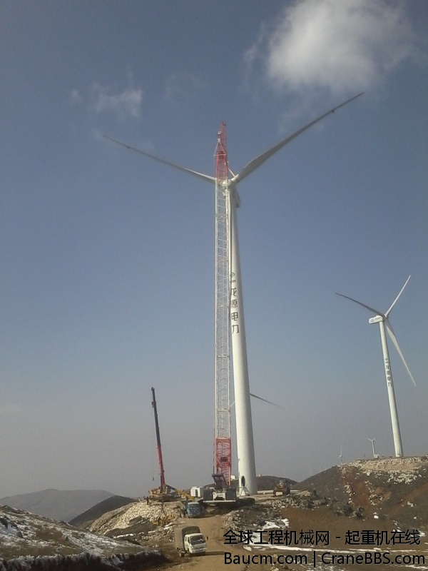 雪山顶上，中联1200吨与龙源1.2兆风电恰是一对接吻的情侣。