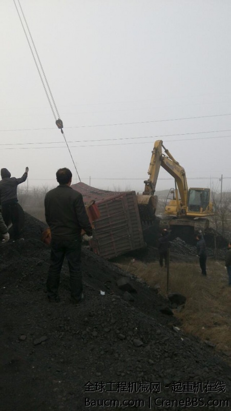挖机配合吊车翻正