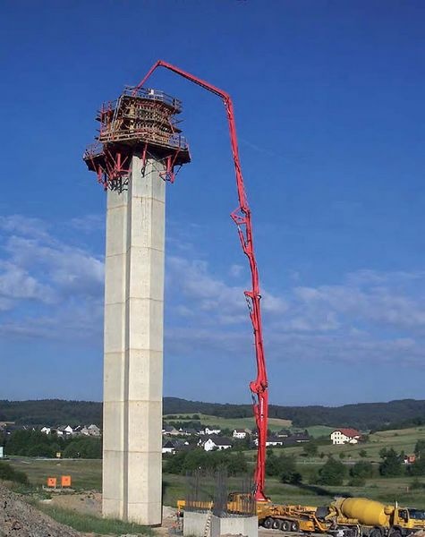 普茨迈斯特62米6节臂泵车为德国Liesertal超高大桥支柱输送混凝土.jpg