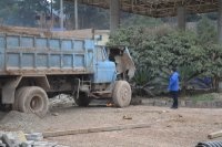 边上是加油站，居然有司机用明火烤汽车。