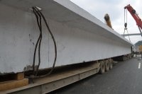 用两台40拖车来转运桥梁