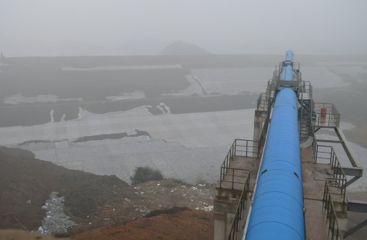 和山头一样高的废料堆积库