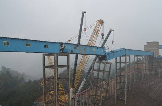 350履带吊吊住歪斜的架子