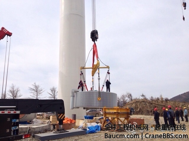 机舱和发电机顺利吊装。所有设备重就发电机最重。66.7吨。19 (2).jpg