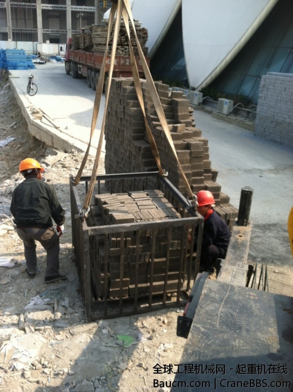 吊砖块下地下室，轻松的很