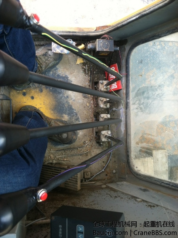 杆子上装两个喇叭开关。