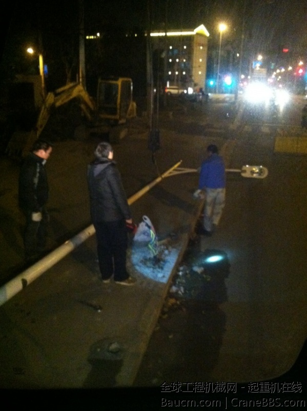 晚上干路灯三个。