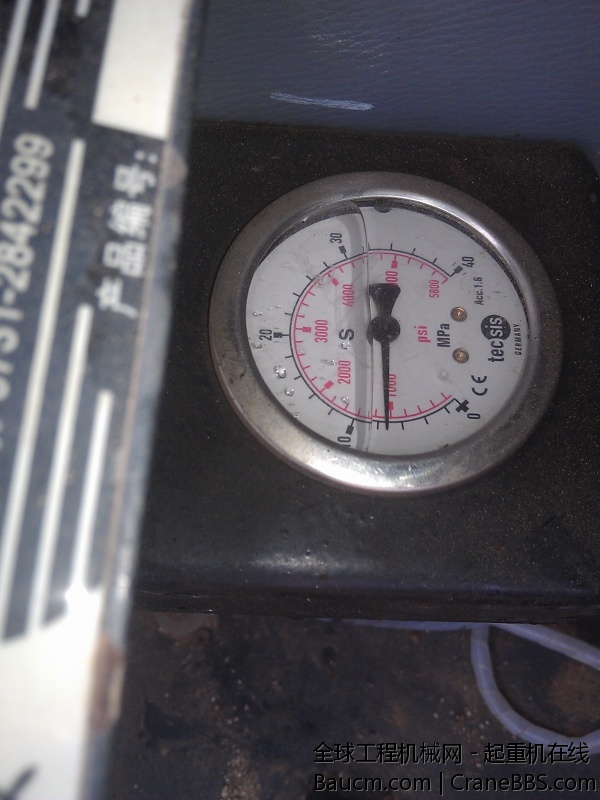 大勾吊六七吨那样子，加了点油门