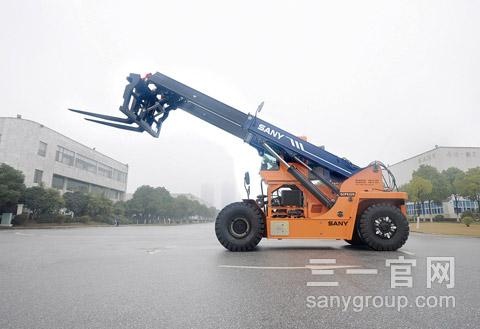 国内首台集装箱、掏箱、堆箱作业为一体的伸缩臂叉车三一下线.jpg