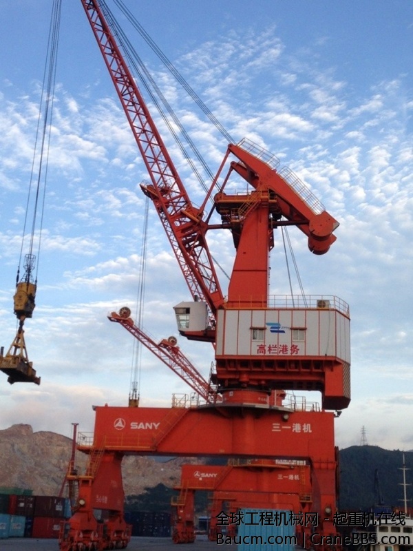三一港机VS美女,临海的SANY港机是多么的壮观，敢与天比高，敢与海比美！苹果5摄于珠海.jpg