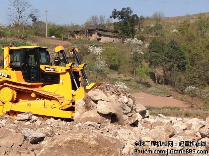三一推土机正在参建重庆高速公路项目三一首台实现销售的推土机SYD70（200马力，高驱履.jpg