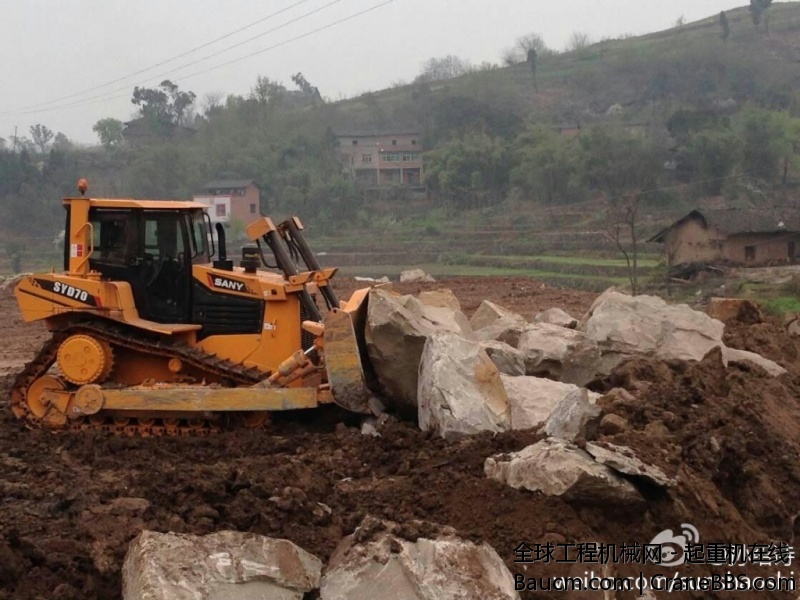 三一首台实现销售的推土机SYD70（200马力，高驱履带）在恶劣工况下施工。行进与转向速.jpg
